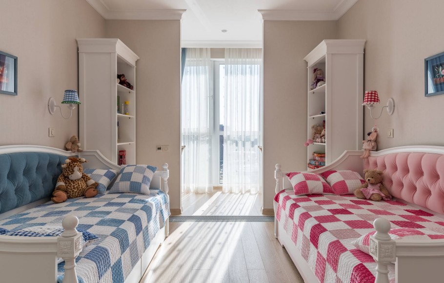 Детская комната для девочек с двумя кроватями