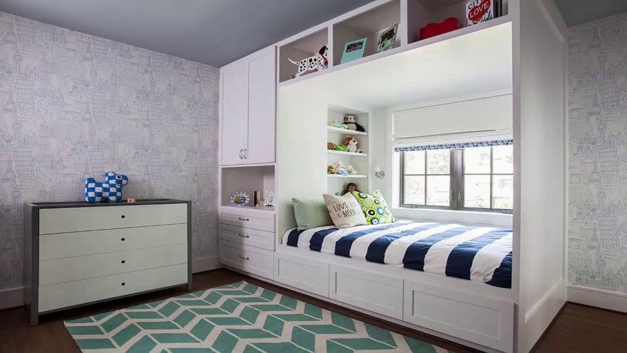 Кровать вдоль окна в детской