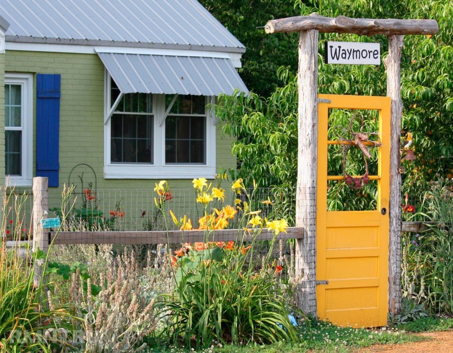 Белая деревянная калитка