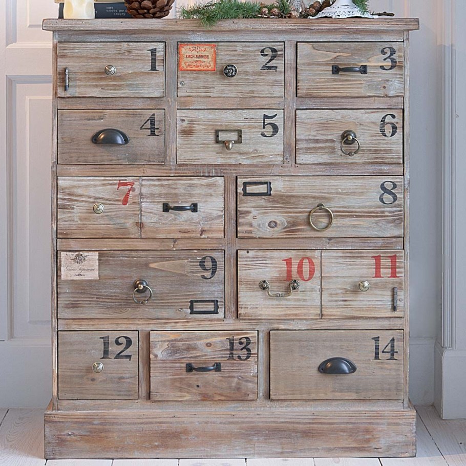 Старинные шкафчики с множеством ящичков