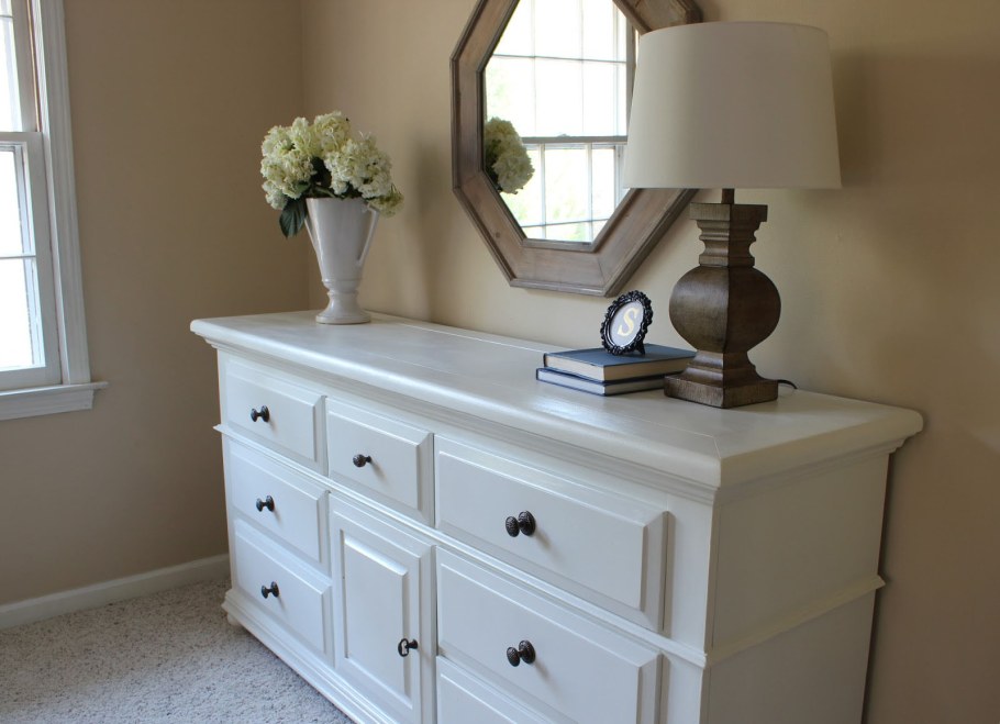 Декор на комоде в спальне