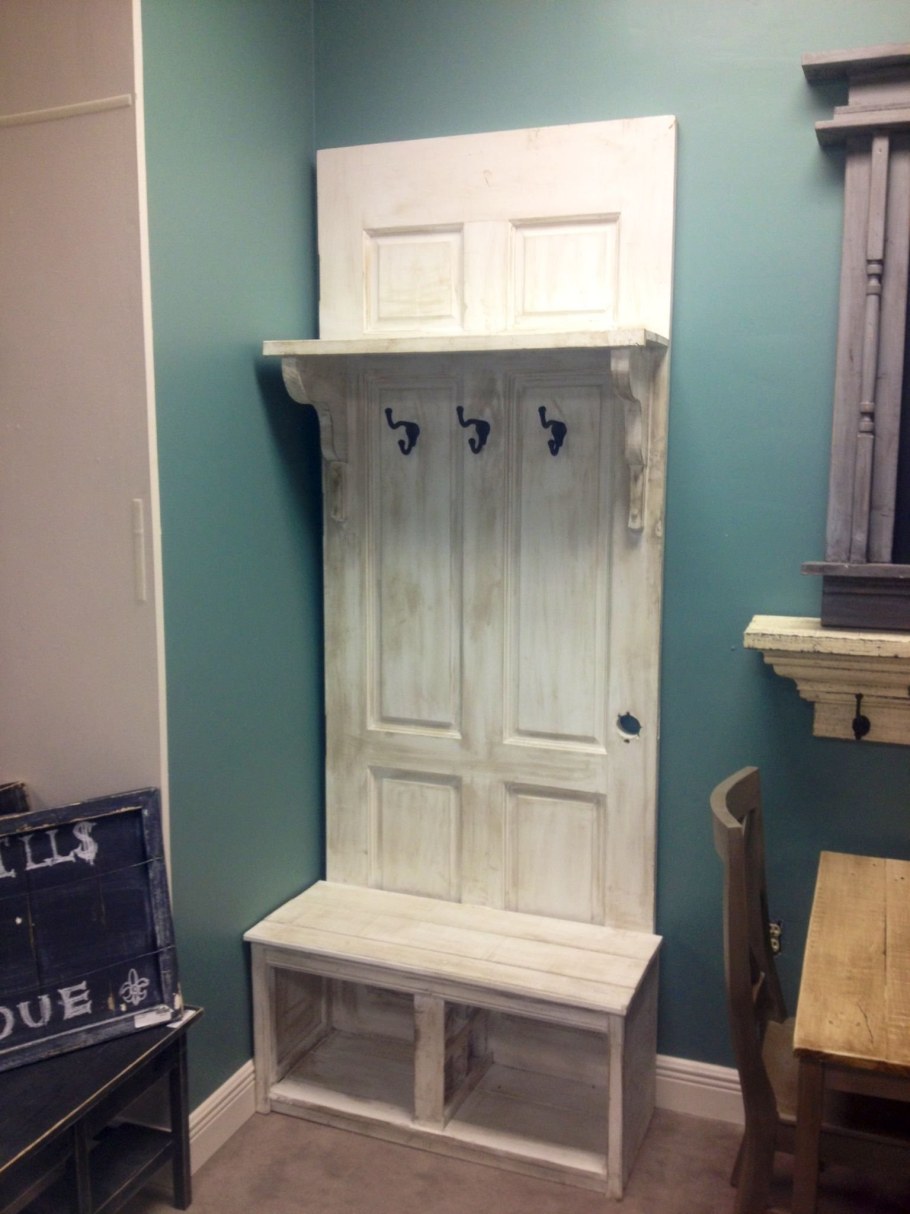 Прихожая из старой двери