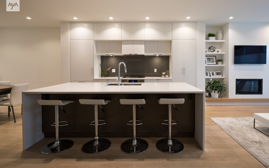 Черно белая кухня с барной стойкой