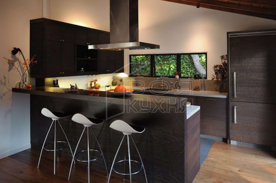 Интерьер кухни с барной стойкой