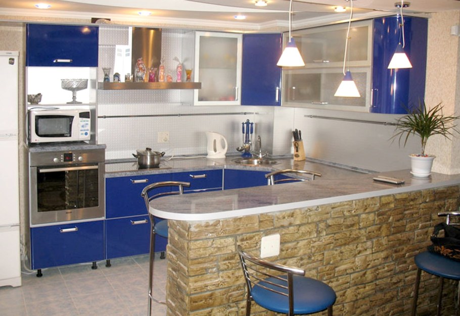 Интерьер кухни с барной стойкой