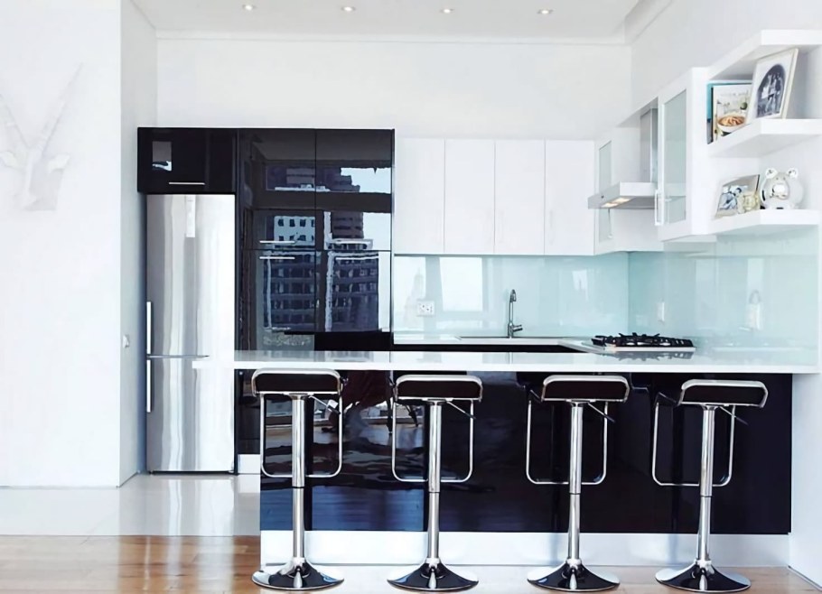 Кухня студия с барной стойкой