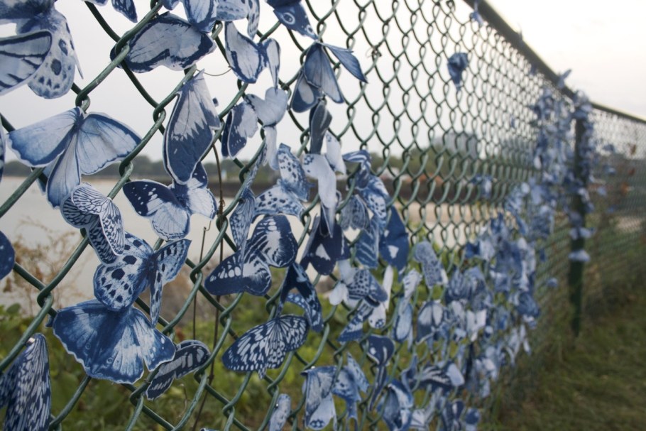 Украшение забора рабицы