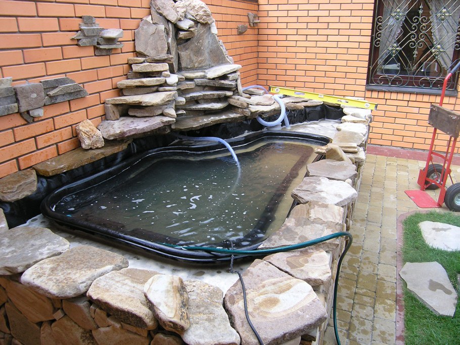 Большой пластиковый пруд для дачи