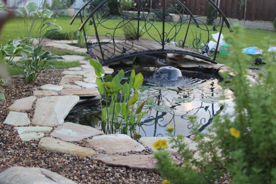 Декор пластикового пруда