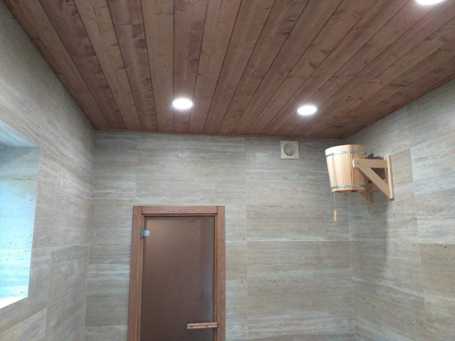 Потолок в моечной бани