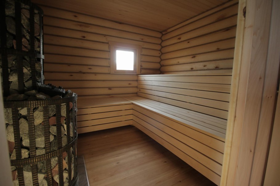 Баня из оцилиндрованного бревна внутри бани