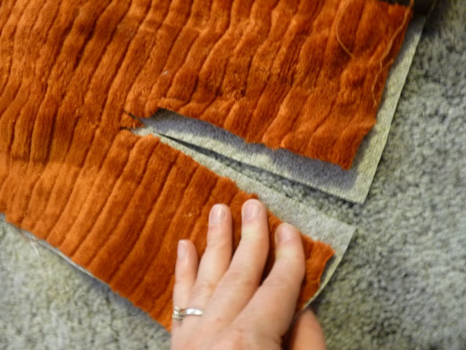 Валяние обивки дивана