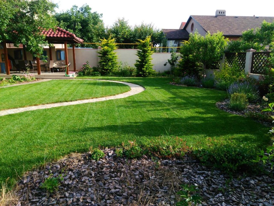 Ландшафт двора с беседкой