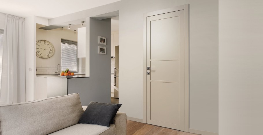 Светлые двери в современном интерьере