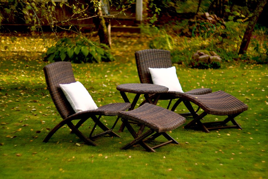 Садовая мебель у бассейна