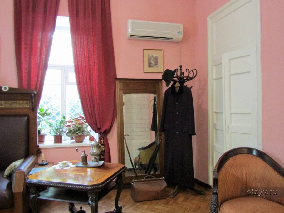 Кожаное пальто а.Чехова в доме музее в Ялте фото