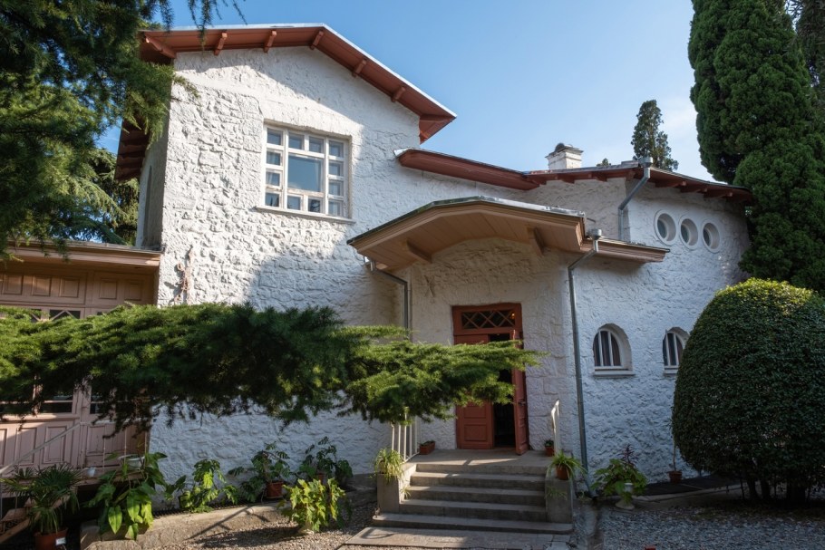 Аллея к дому Чехова в Ялте