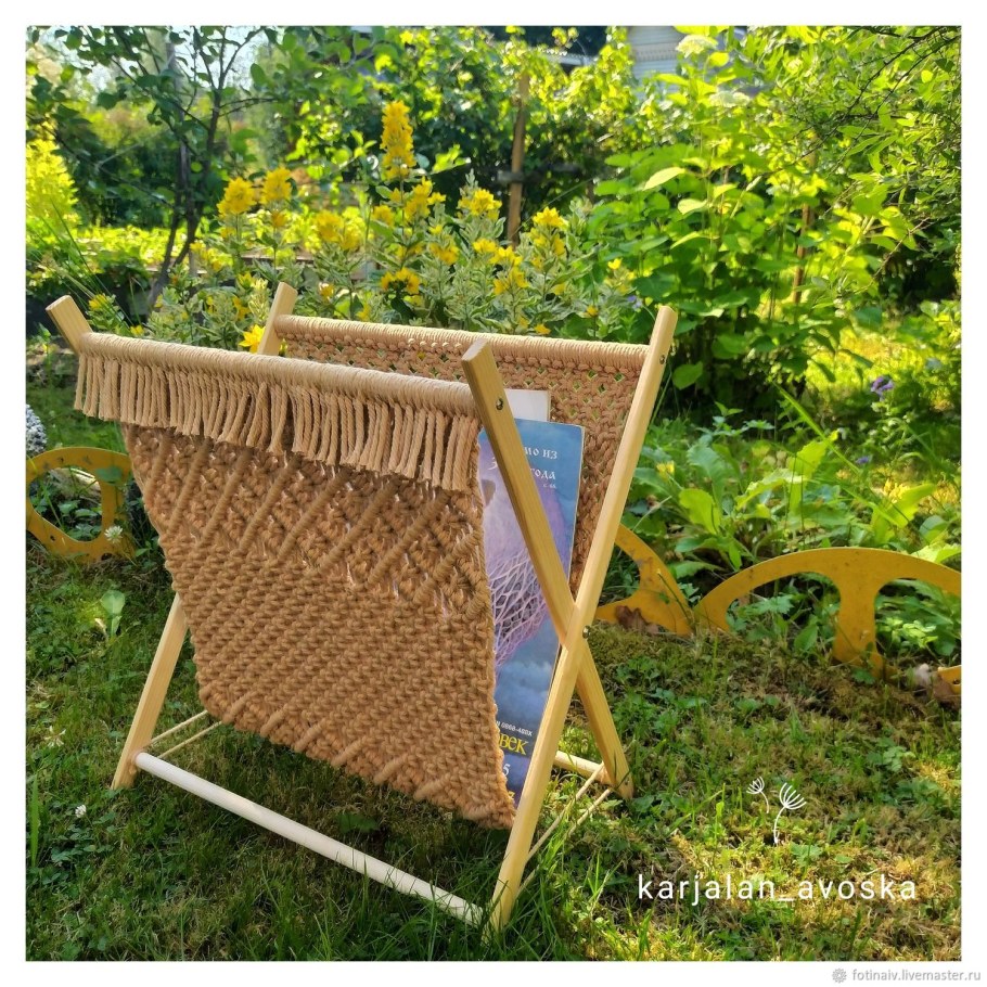 Подставка для книг плетеная