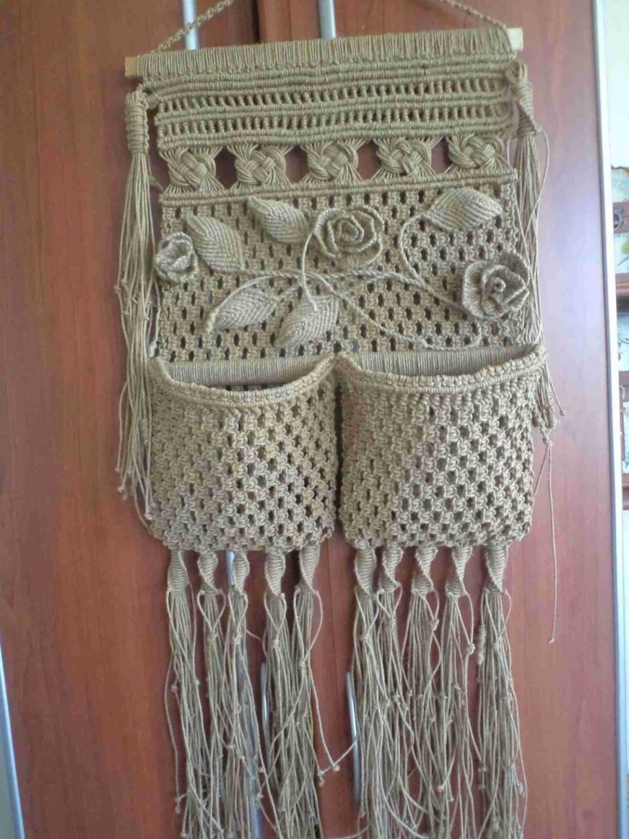 Прикроватный столик плетеный