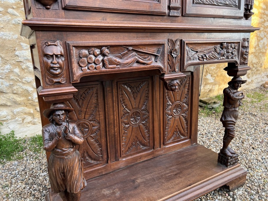 Старая деревянная мебель