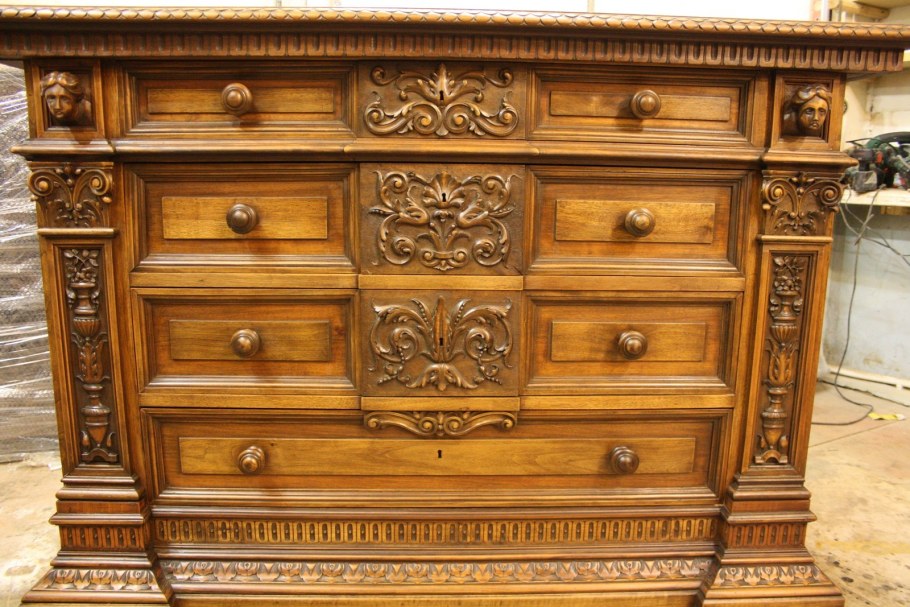 Старинная резная мебель в стиле Ренессанс
