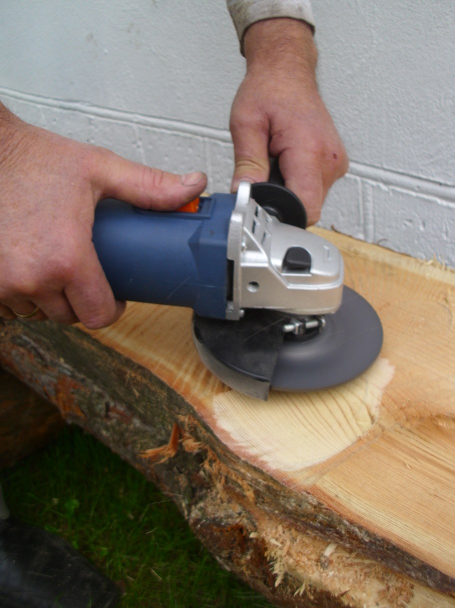 Шлифовка сруба болгаркой