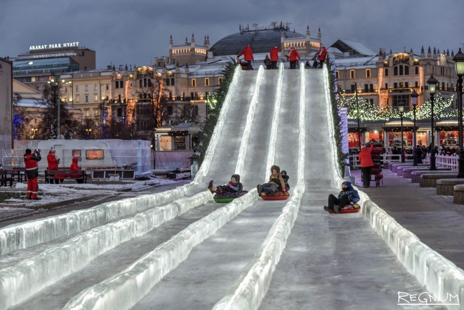 Ледяная горка на красной площади