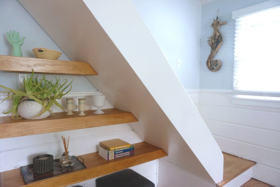 Лаунж зона под лестницей