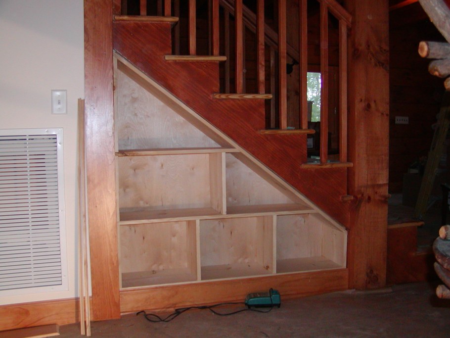 Освещение под лестницей в кладовке