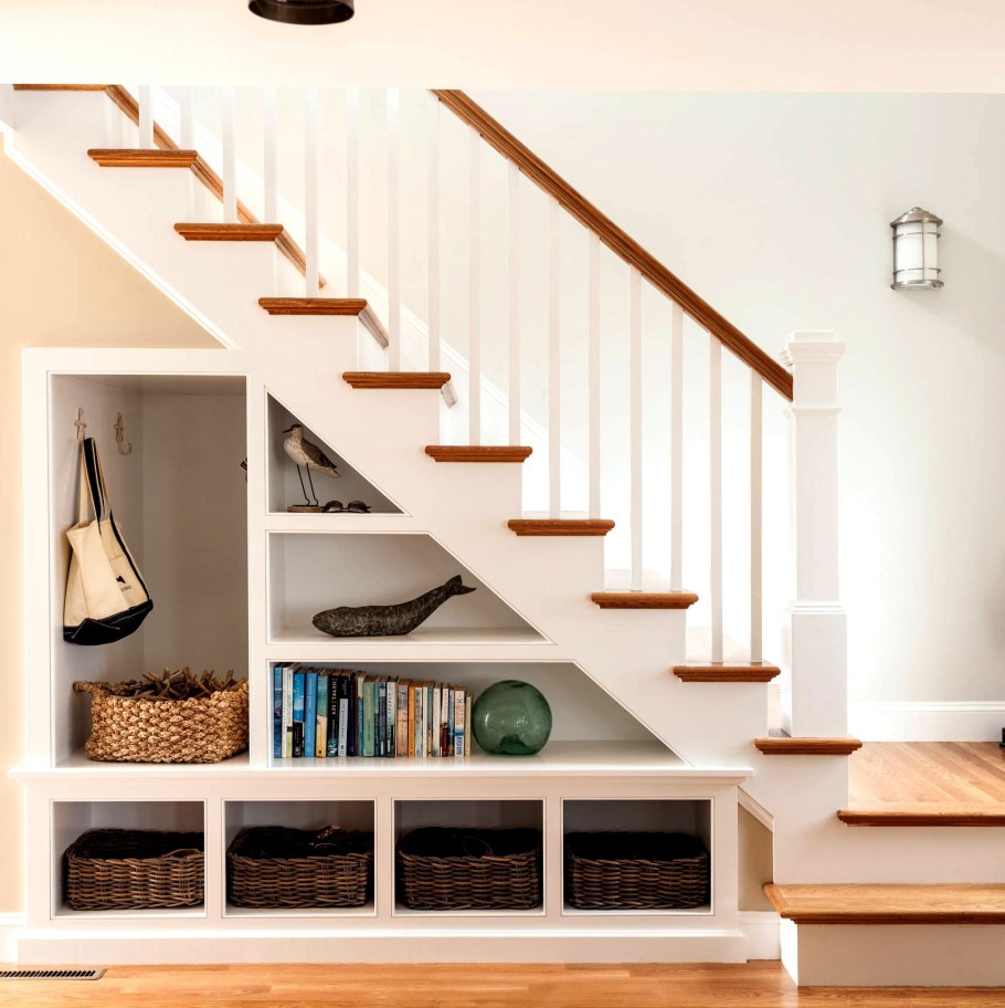 Шкаф под лестницей на даче