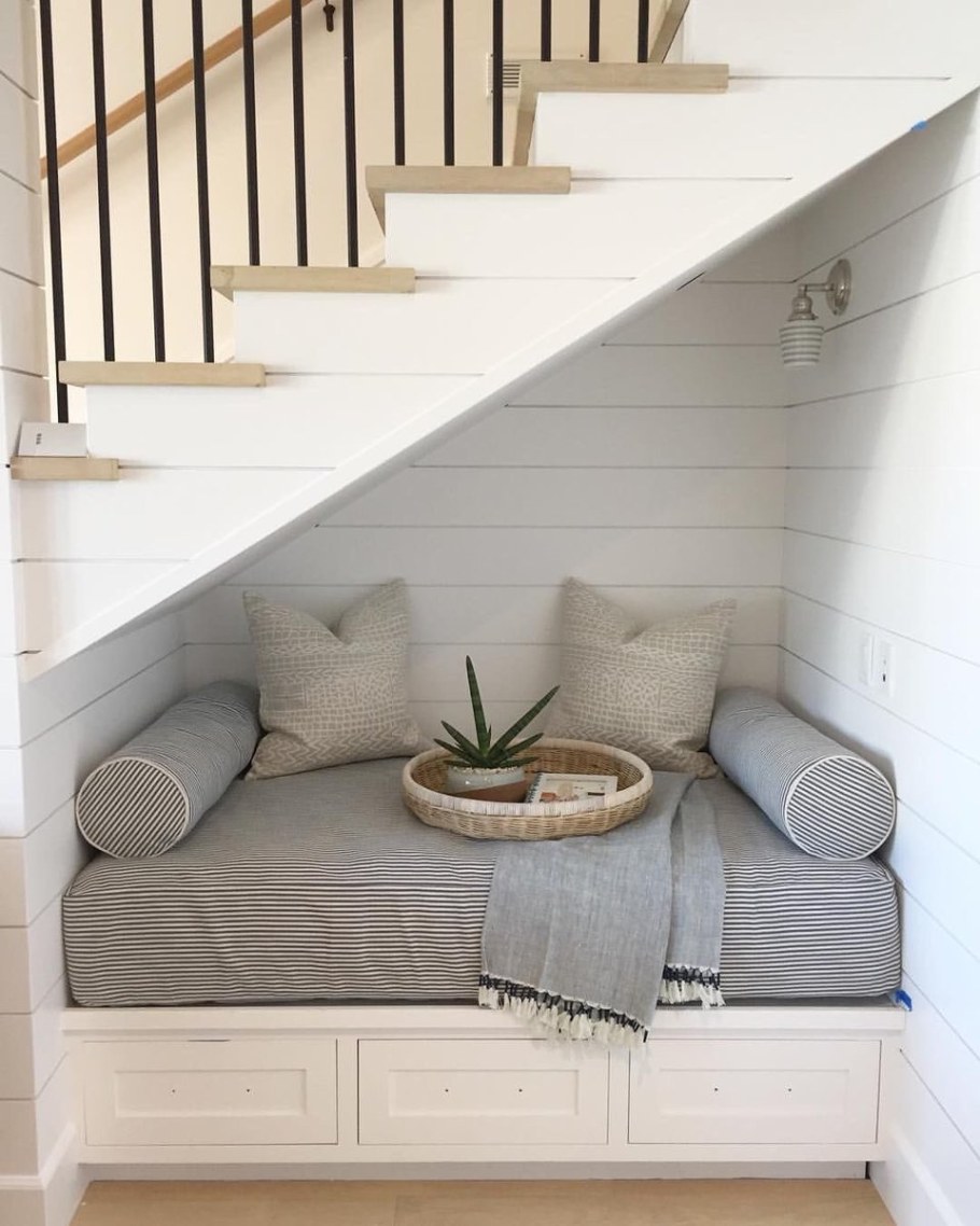 Обеденная зона под лестницей