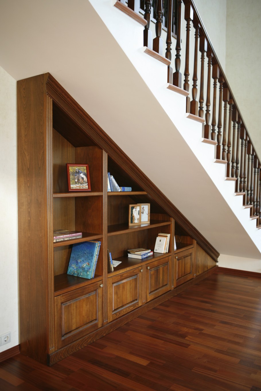 Шкаф под лестницей