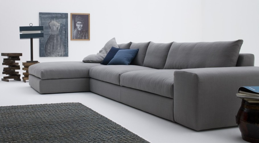 Угловой диван серого цвета