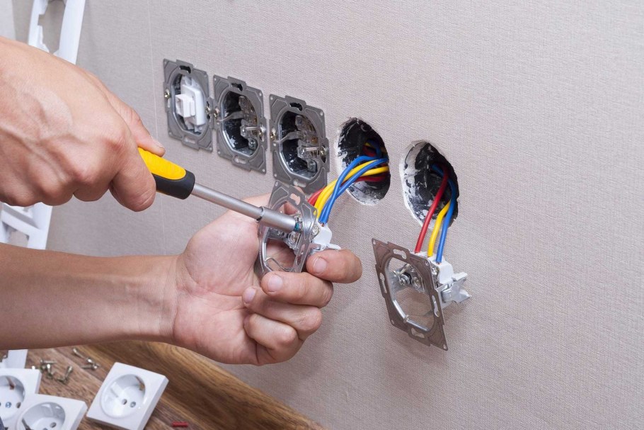 Монтаж розеток и выключателей