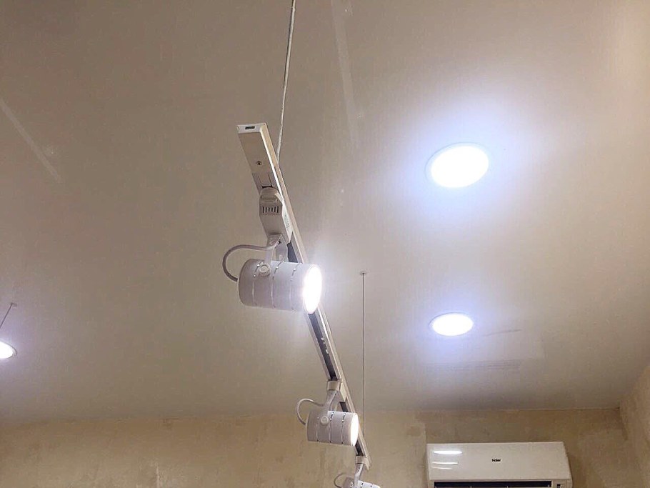 Монтаж светильников в потолок