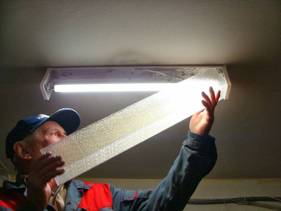 Монтаж светильников с люминесцентными лампами