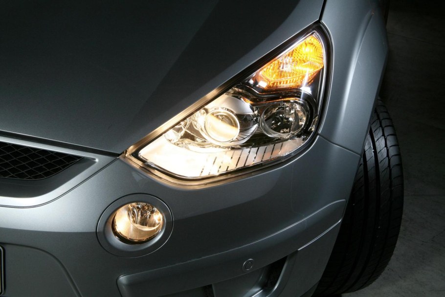 Габаритные огни автомобиля Ford s-Max