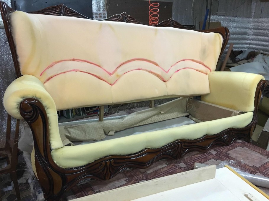 Старое мягкое кресло