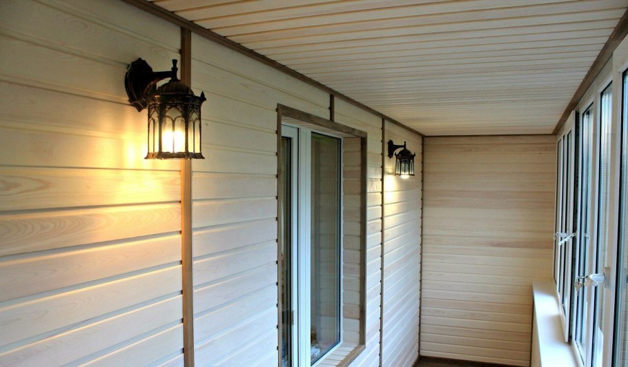 Обшивка потолка балкона вагонкой