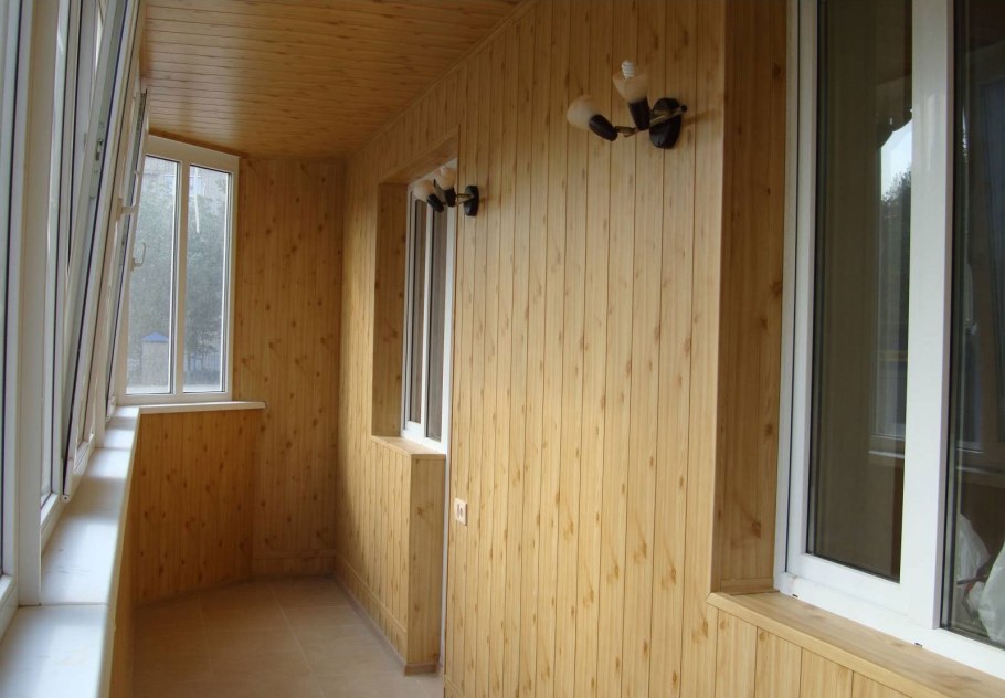 Кирпичный застекленный балкон