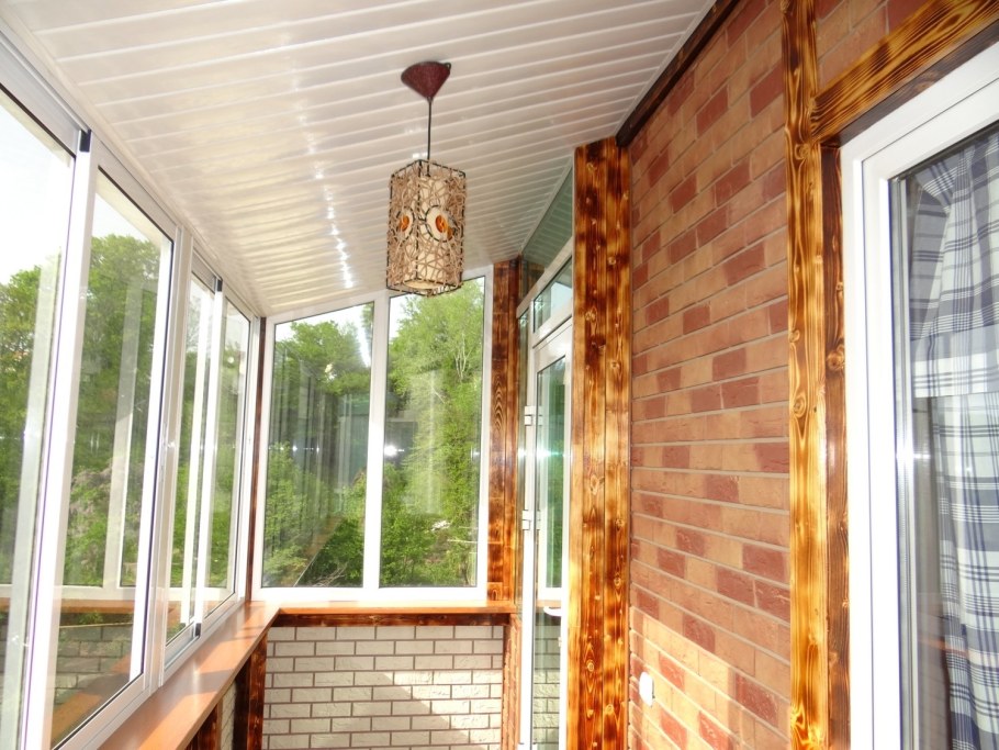 Застекленная деревянная веранда