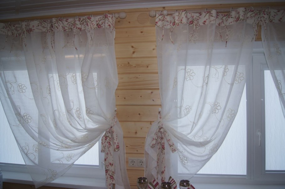 Занавески в деревенском доме