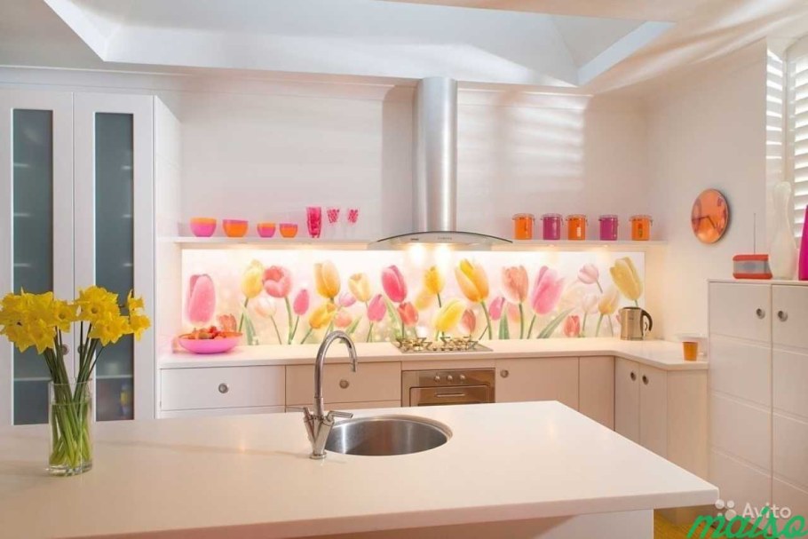 Интерьер кухни с цветами