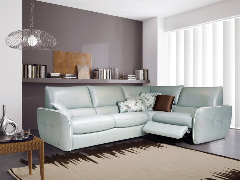 Старый диван на прозрачном фоне