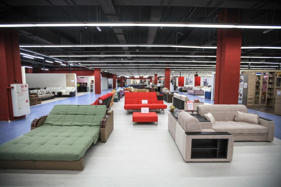 Большой мебельный магазин
