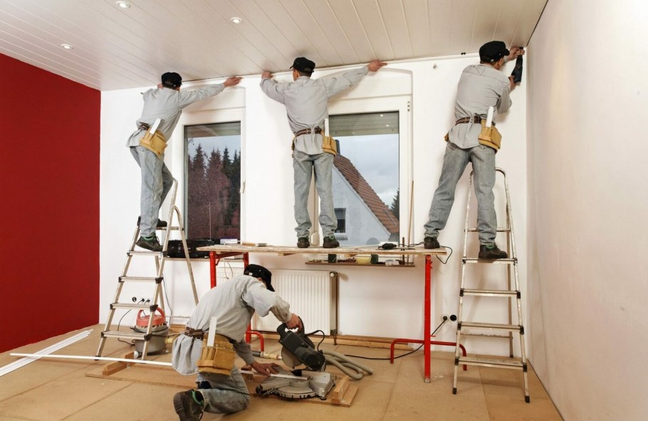 Семья делает ремонт