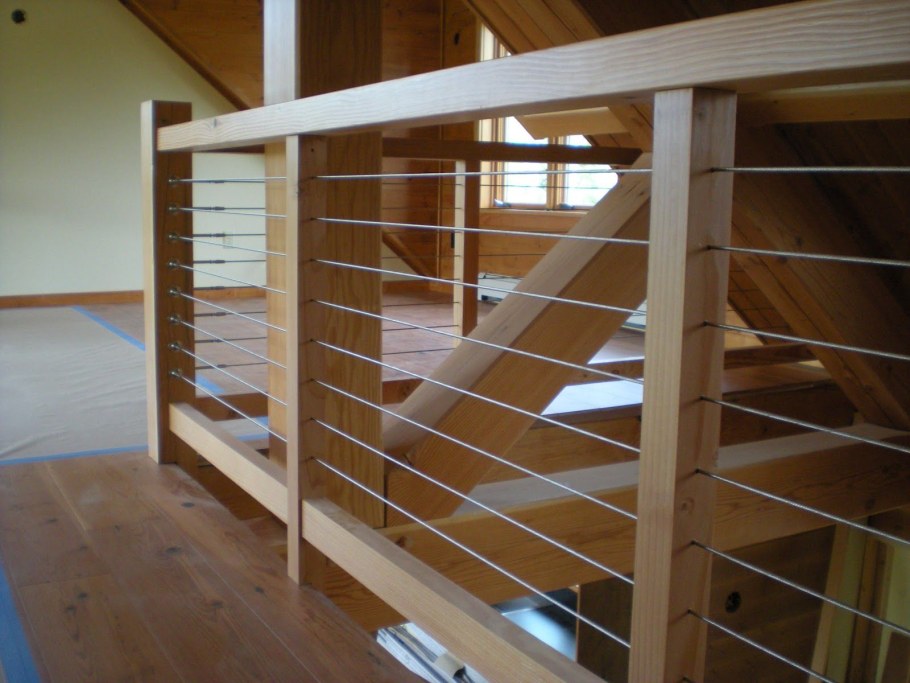 Деревянное ограждение с тросами