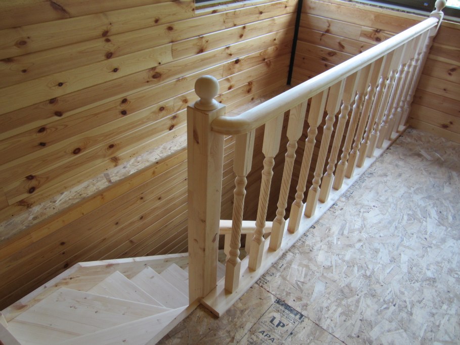 Деревянное ограждение лестниц для дачи