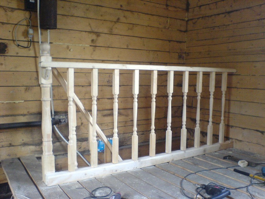 Деревянное ограждение лестниц для дачи