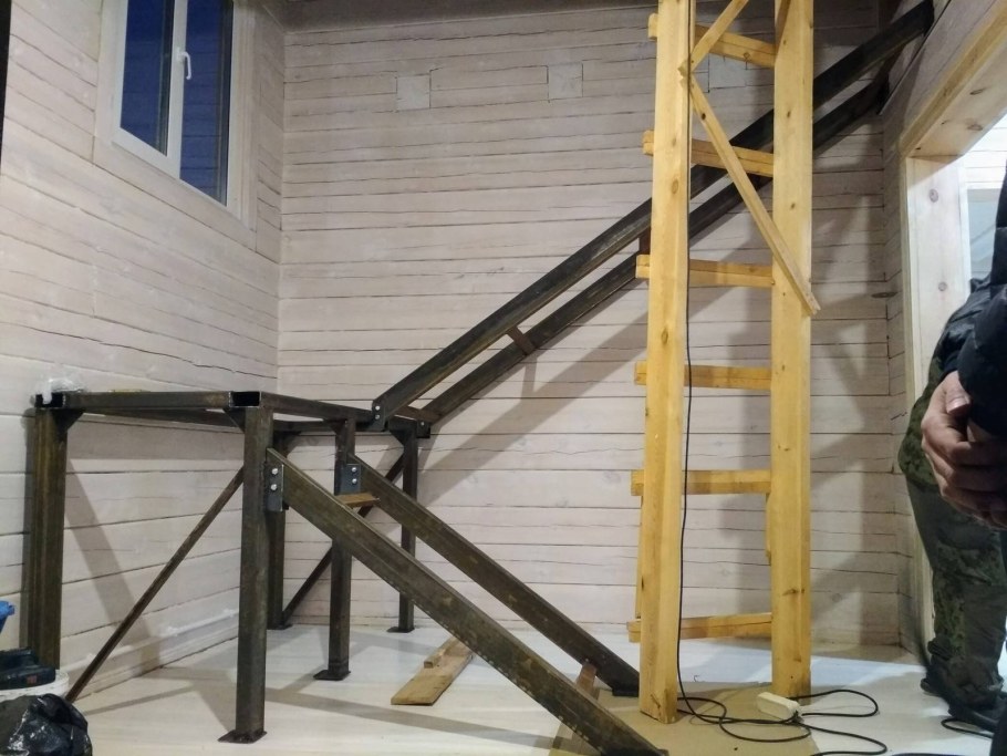 Деревянная лестница на стройке